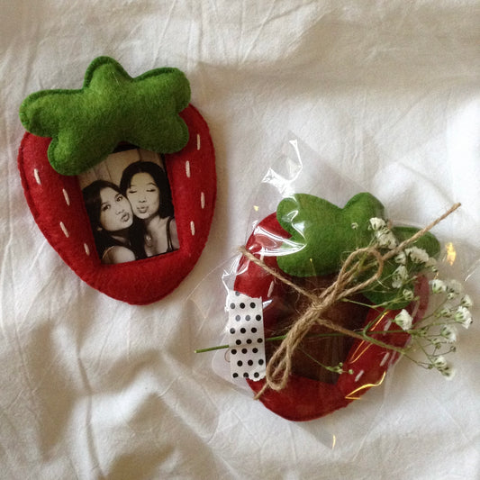 STRAWBERRY FRAME MAGNET